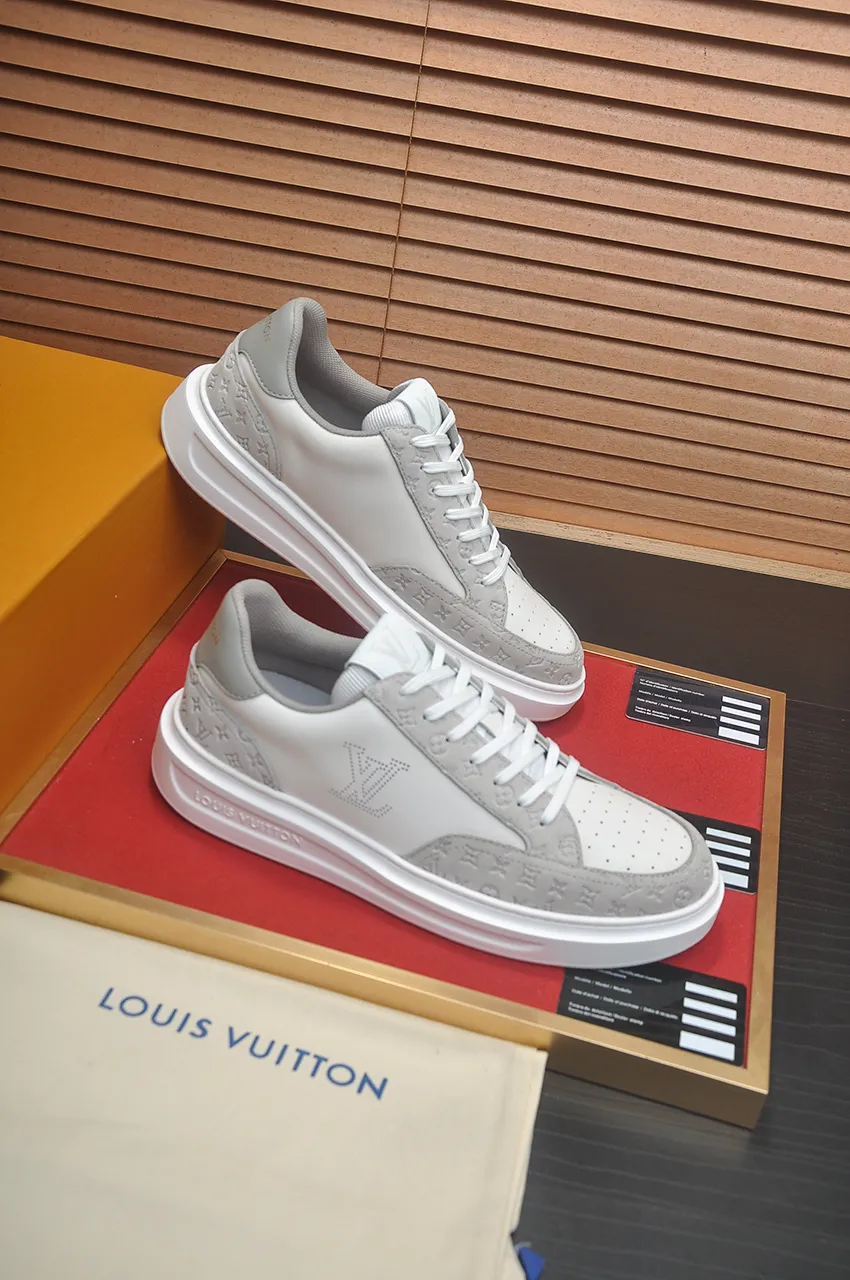 Men's men's shoes 💰640💶Original development, quality shipping, welcome to compare - LV sneaker series sports shoes introduce the loose silhouette of the ready-to-wear series into the spring and summer men's wear shows and make an eye-catching appearance. The cow leather upper is combined with rough fabric laces, and colorful beading highlights the brand's classic elements. LV letters mark the tongue and Monogram floral outsole. Mixed materials Made of top-grain cowhide, thick shoelace design, large Monogram print on the side, mesh lining and cotton feet, the comfort is as extreme as ever, premium heritage, quality first, worth owning! Size: Men’s 38-45 (45 is custom-made and cannot be returned or exchanged)